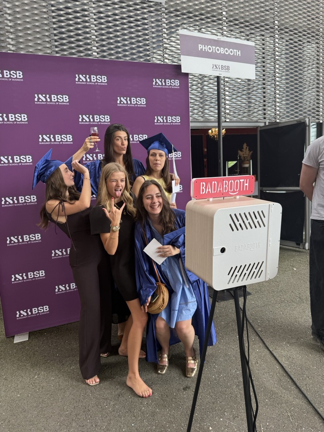 Groupe d'invités au photobooth Badabooth
