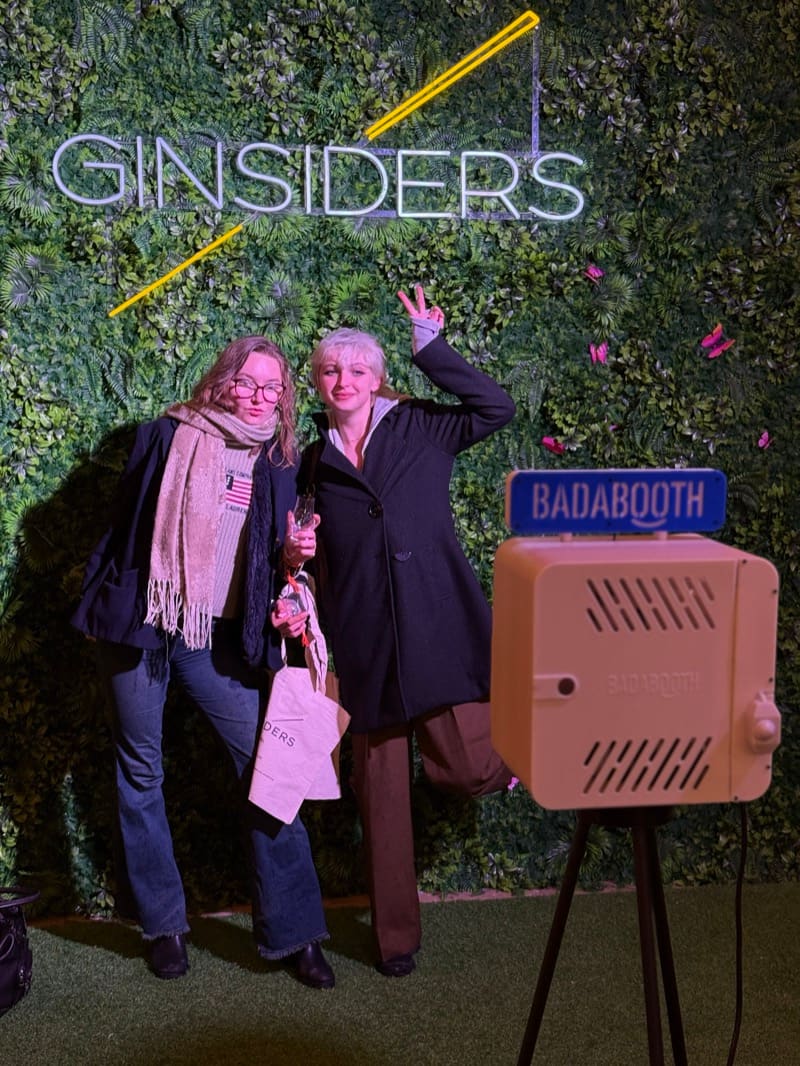 Deux invitées posent devant la borne photo lors d'une soirée d'entreprise