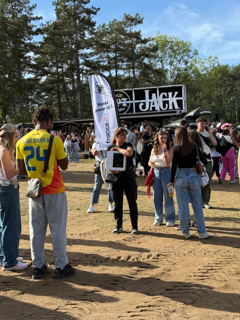 La borne photo installée en extérieur au milieu du public d'un festival